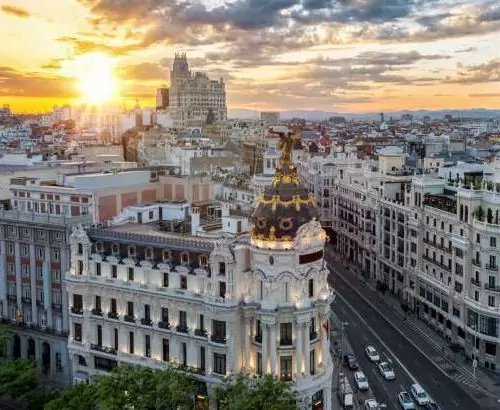 Vue en haut à gauche du bâtiment Metropolis à Madrid