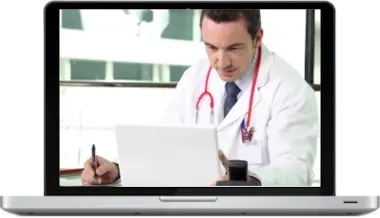 Médico estudando através de um tablet dentro de uma moldura de computador
