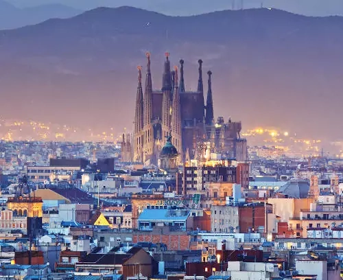 Vue de loin du Temple Expiatori de la Sagrada Família à Barcelone
