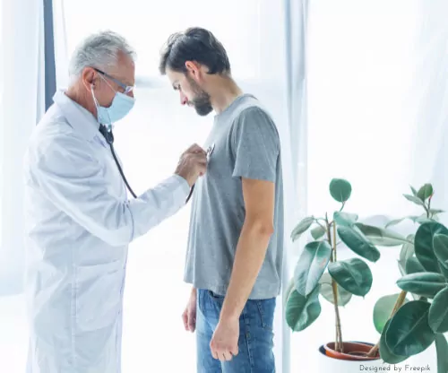Doctor revisando pulmones a paciente hombre con un estetoscopio