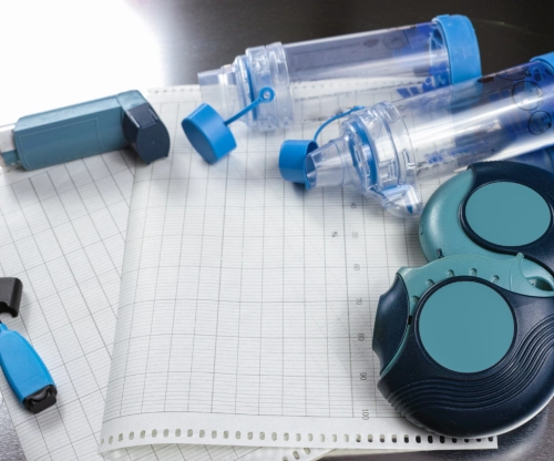 Distintos tipos de inhaladores para medicamentos en aerosol presurizado para tratar el asma